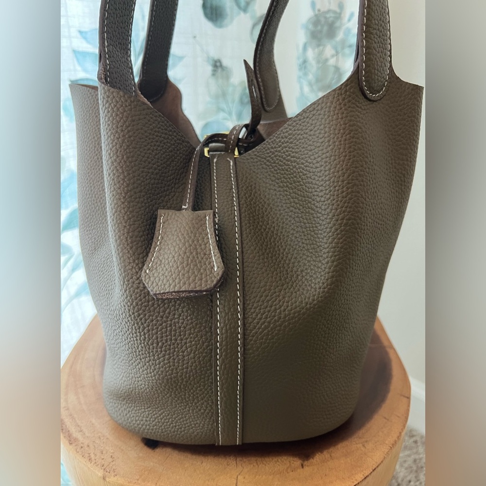 Leather bucket bag with lock - Picture 3 of 5